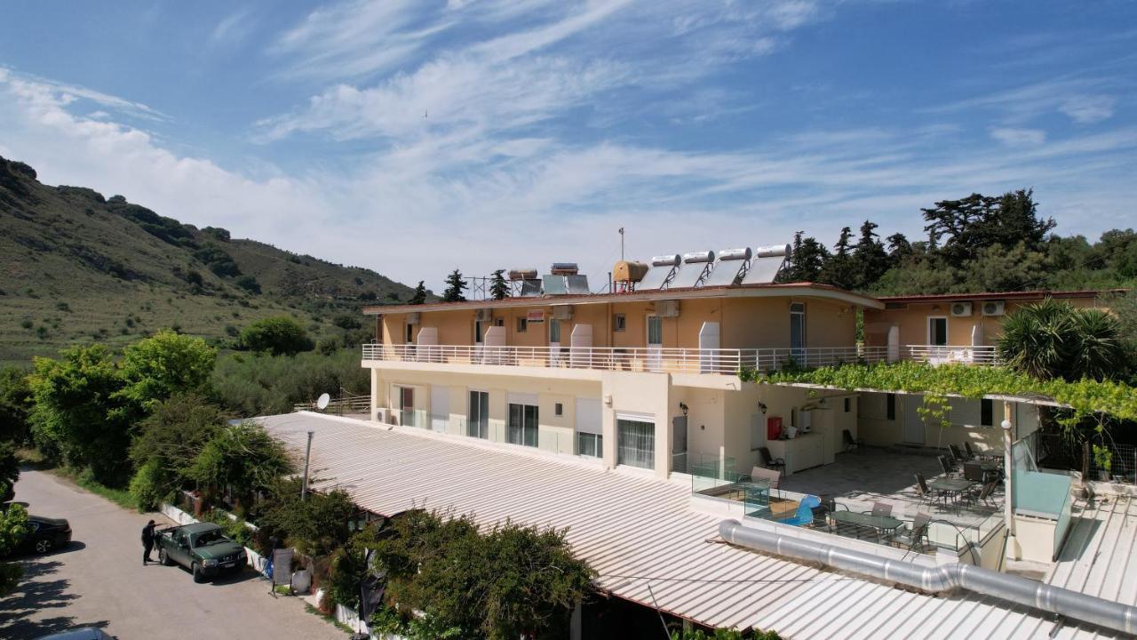 Korissia With Lake View Kournas Exterior photo
